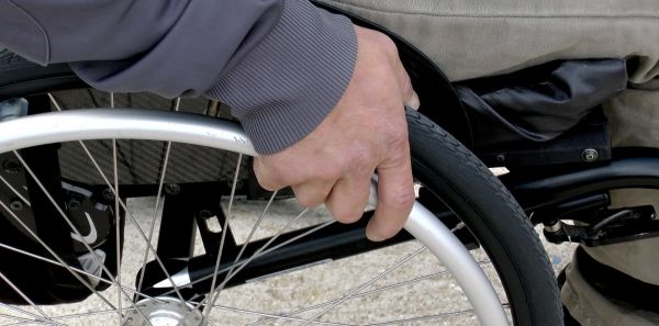 Niepełnosprawna osoba na wózku